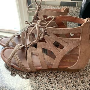 Super cute EUC sandals
